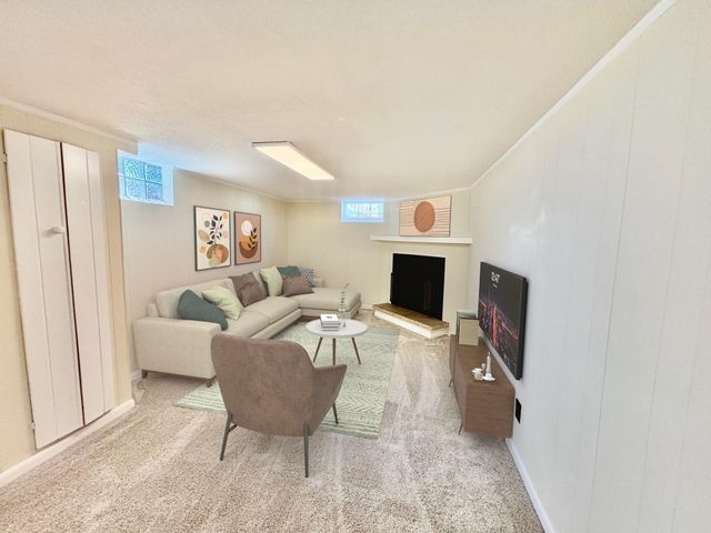 993 Roma Avenue, Roseville, MN 55113