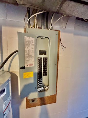 993 Roma Avenue, Roseville, MN 55113