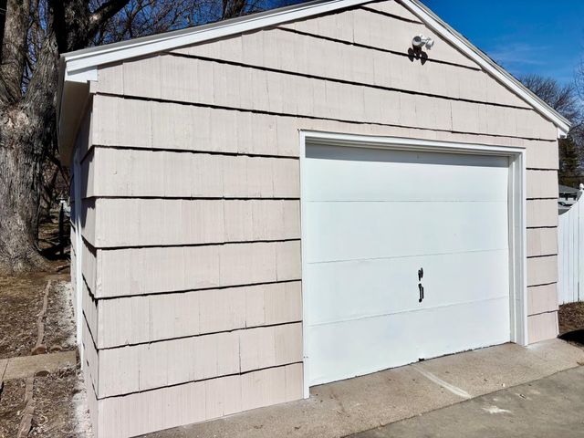 993 Roma Avenue, Roseville, MN 55113