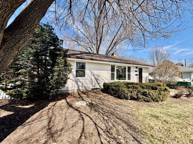 993 Roma Avenue, Roseville, MN 55113