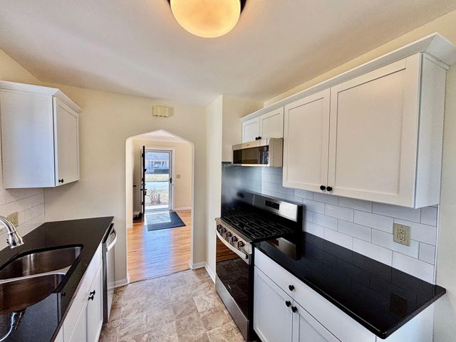 993 Roma Avenue, Roseville, MN 55113