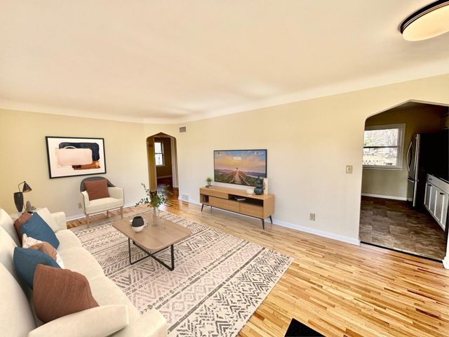 993 Roma Avenue, Roseville, MN 55113