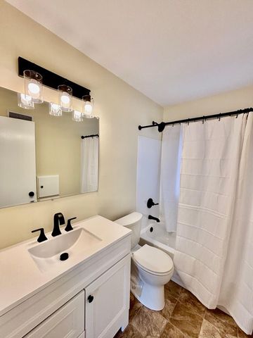 993 Roma Avenue, Roseville, MN 55113