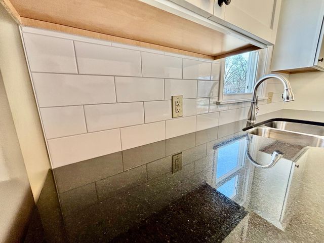 993 Roma Avenue, Roseville, MN 55113