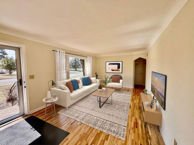 993 Roma Avenue, Roseville, MN 55113