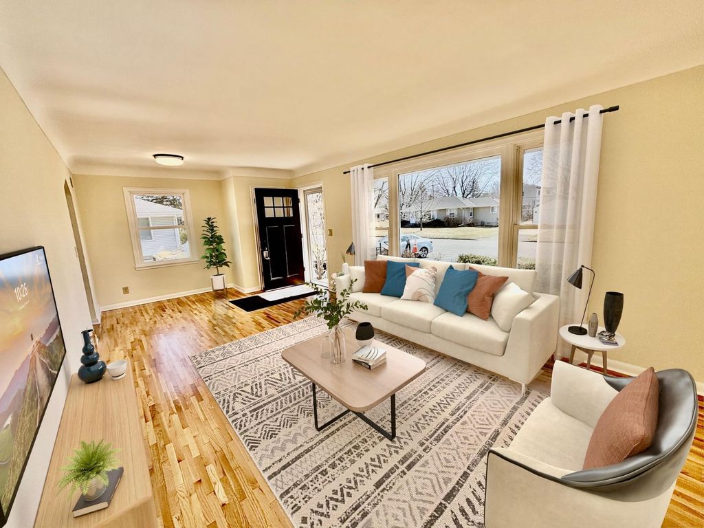 993 Roma Avenue, Roseville, MN 55113