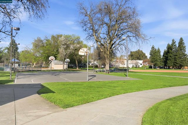 55 Mozden Ln, Pleasant Hill, CA 94523