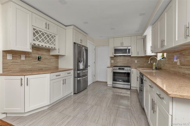 16 Fairfield Avenue, Port Washington, NY 11050