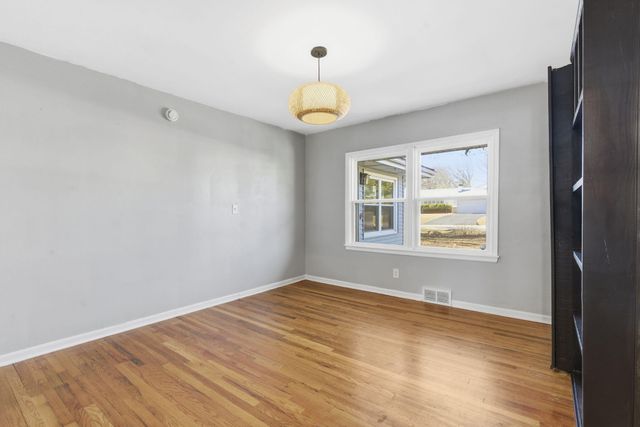 2134 S Luster Avenue, Springfield, MO 65804