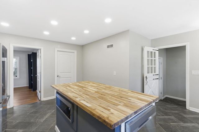 2134 S Luster Avenue, Springfield, MO 65804