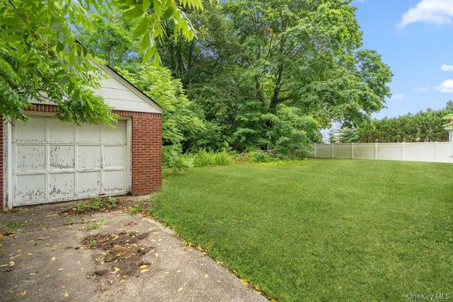 544 S Wellwood Avenue, Lindenhurst, NY 11757