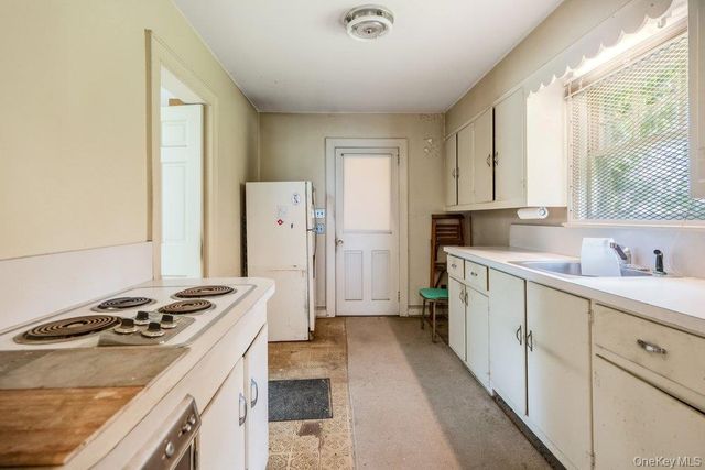 544 S Wellwood Avenue, Lindenhurst, NY 11757