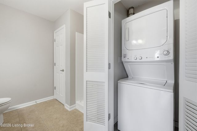 9005 Falcon Crest Ct 217, Louisville, KY 40219
