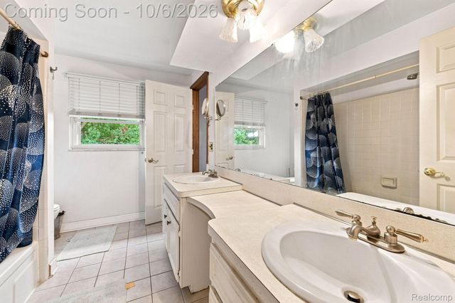 18238 Red Oaks Drive, Macomb Township, MI 48044