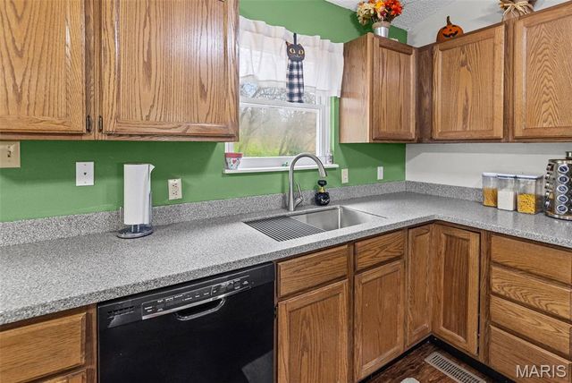 671 Oak Trail, Collinsville, IL 62234