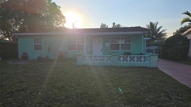 512 N 70th Way, Hollywood, FL 33024