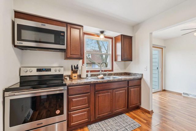 1384 Honeysuckle ROAD, Hartford, WI 53027