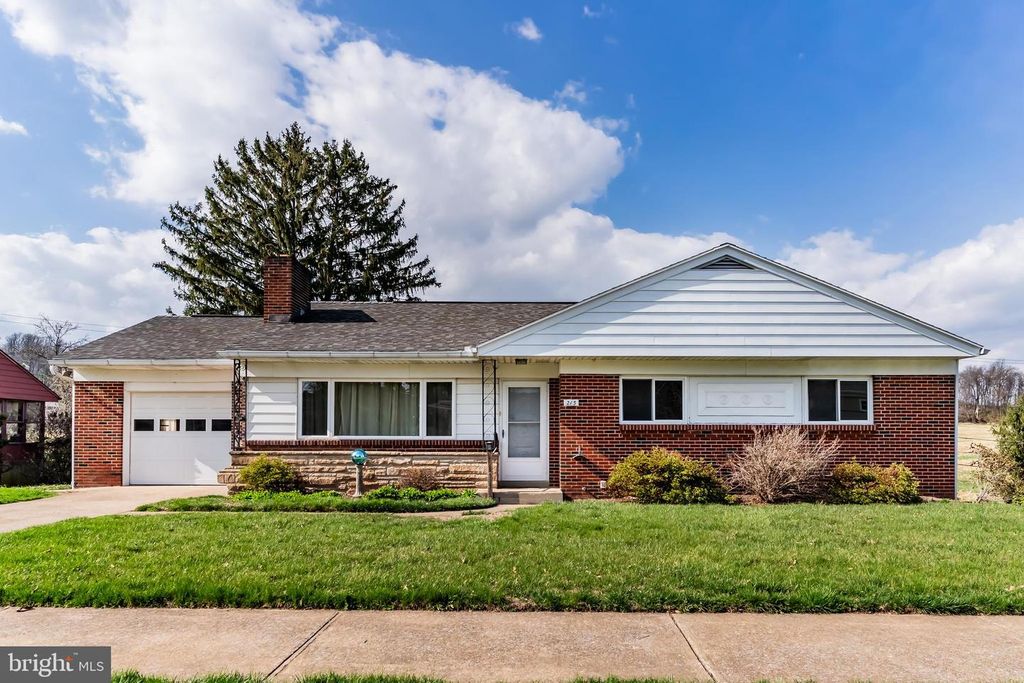 213 SUNSET DR, New Cumberland, PA 17070