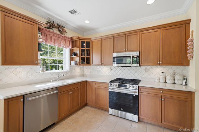 5 Green Ash Street, Calverton, NY 11933