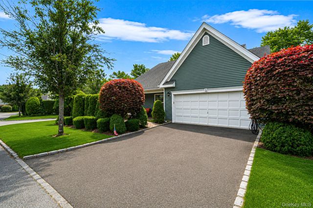 5 Green Ash Street, Calverton, NY 11933