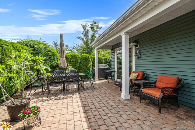 5 Green Ash Street, Calverton, NY 11933