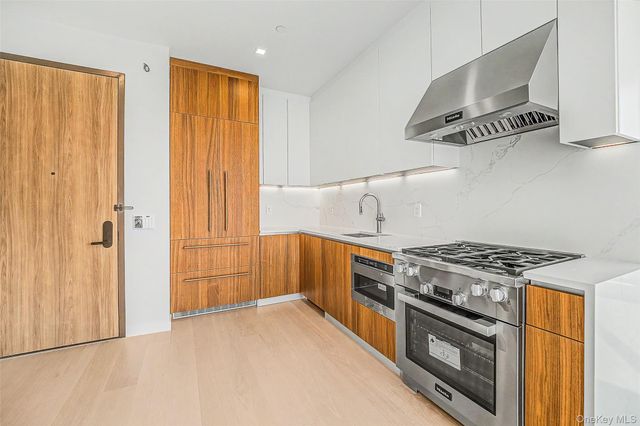 35-32 Leavitt Street 10A, Flushing, NY 11354