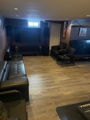 19 Annies Way, Springfield, MA 01119