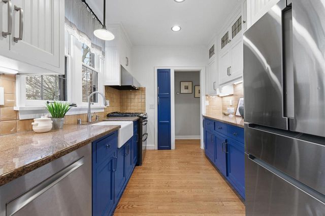 1031 E Circle DRIVE, Whitefish Bay, WI 53217