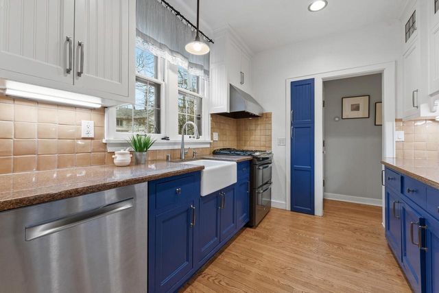 1031 E Circle DRIVE, Whitefish Bay, WI 53217