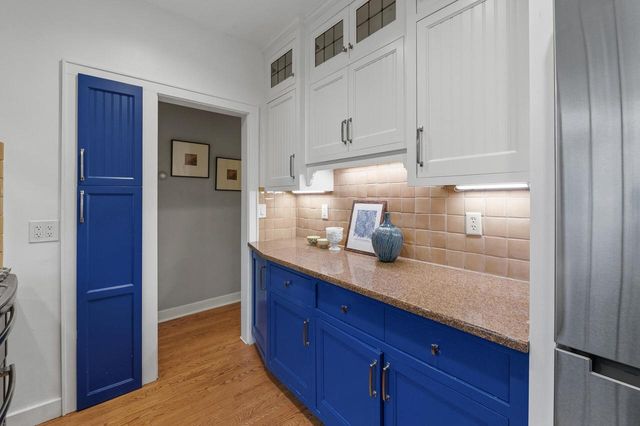 1031 E Circle DRIVE, Whitefish Bay, WI 53217