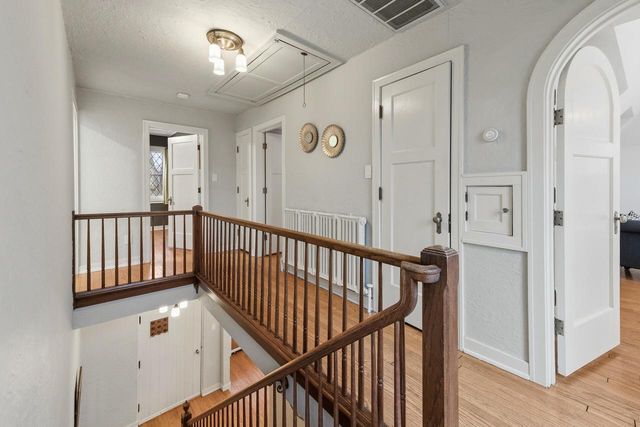 1031 E Circle DRIVE, Whitefish Bay, WI 53217