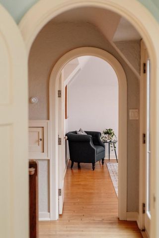 1031 E Circle DRIVE, Whitefish Bay, WI 53217