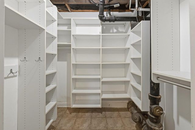 1031 E Circle DRIVE, Whitefish Bay, WI 53217