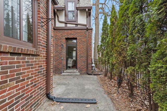 1031 E Circle DRIVE, Whitefish Bay, WI 53217