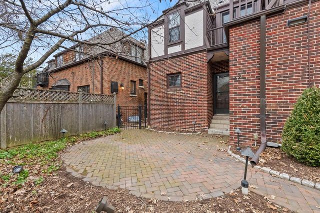 1031 E Circle DRIVE, Whitefish Bay, WI 53217