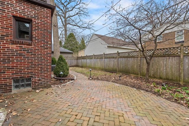 1031 E Circle DRIVE, Whitefish Bay, WI 53217