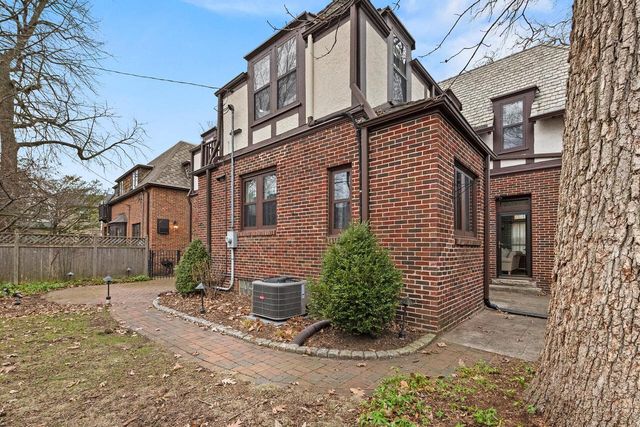 1031 E Circle DRIVE, Whitefish Bay, WI 53217