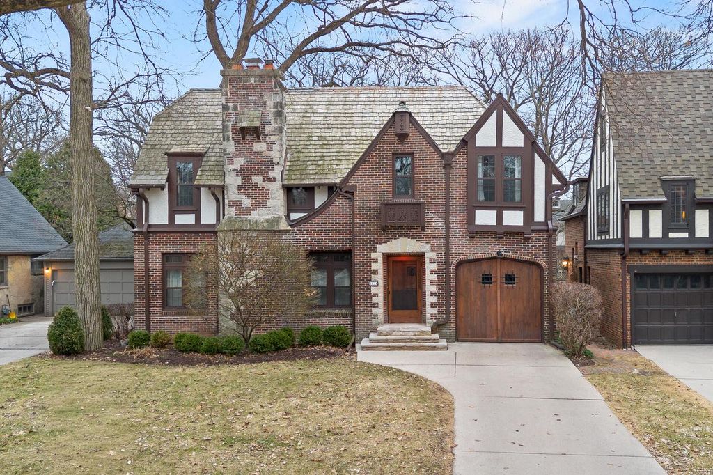 1031 E Circle DRIVE, Whitefish Bay, WI 53217