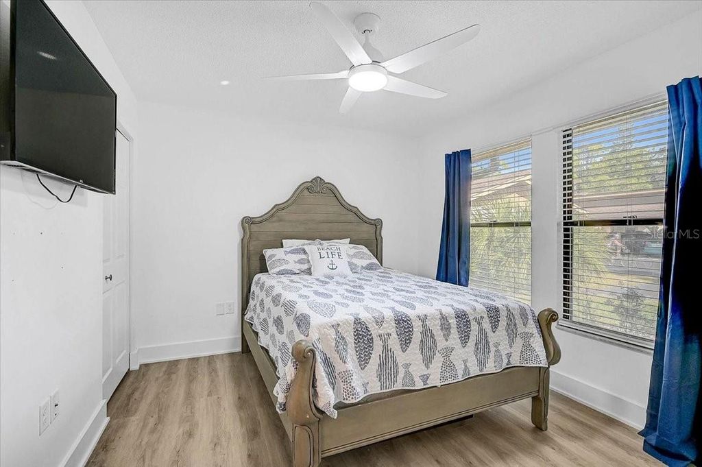 Image 12 of property listing at 7623 4TH AVENUE W 7623, Bradenton, FL 34209