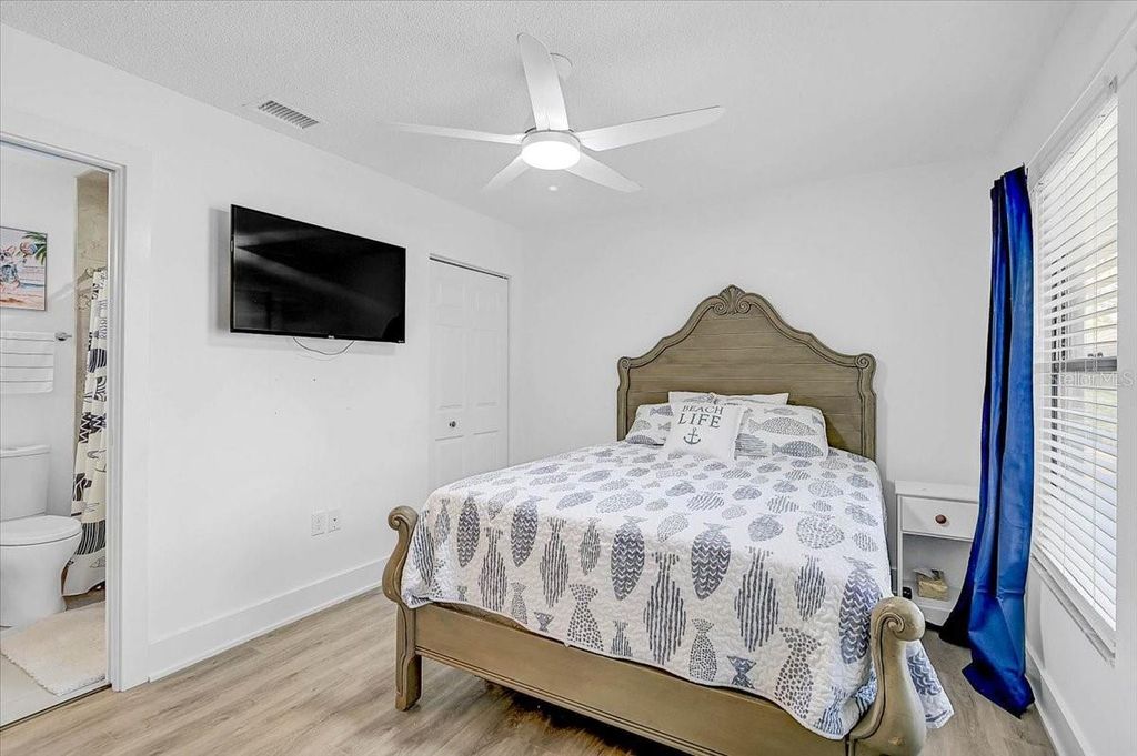 Image 13 of property listing at 7623 4TH AVENUE W 7623, Bradenton, FL 34209