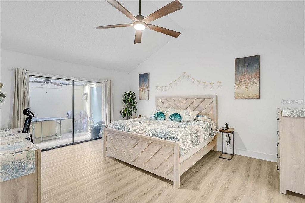 Image 15 of property listing at 7623 4TH AVENUE W 7623, Bradenton, FL 34209