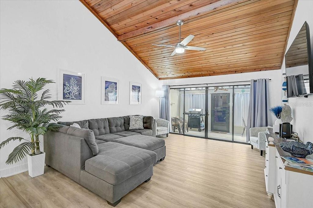 Image 3 of property listing at 7623 4TH AVENUE W 7623, Bradenton, FL 34209