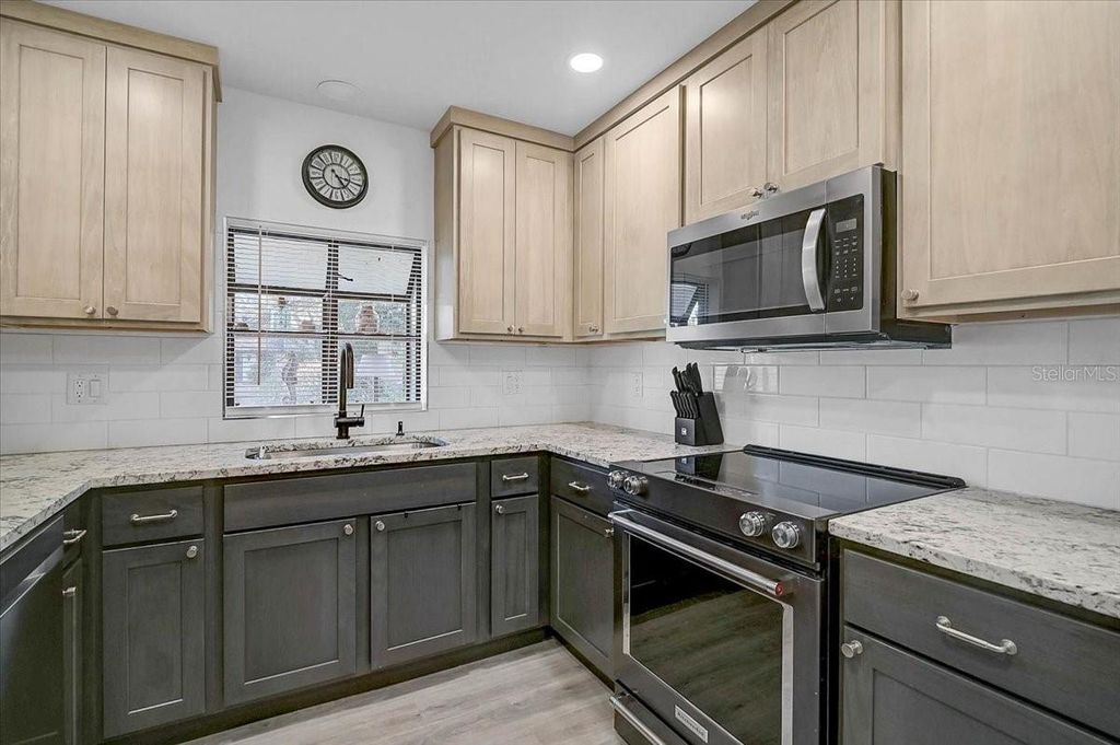 Image 6 of property listing at 7623 4TH AVENUE W 7623, Bradenton, FL 34209