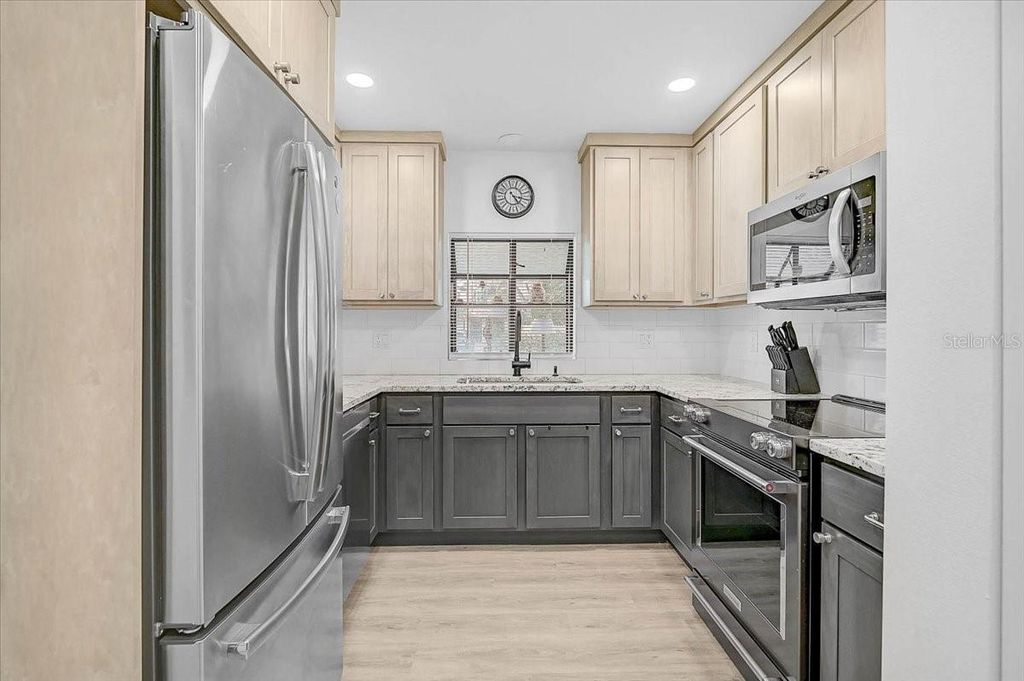 Image 7 of property listing at 7623 4TH AVENUE W 7623, Bradenton, FL 34209