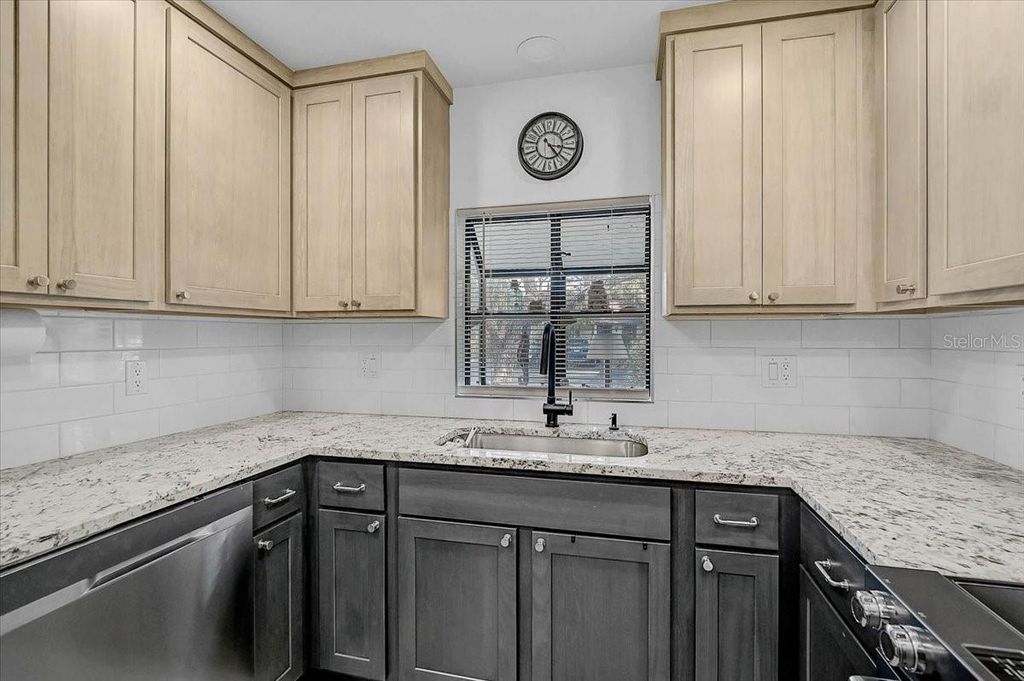 Image 8 of property listing at 7623 4TH AVENUE W 7623, Bradenton, FL 34209