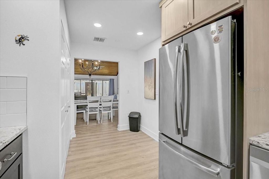 Image 10 of property listing at 7623 4TH AVENUE W 7623, Bradenton, FL 34209