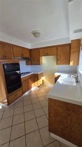 11500 Cedar Avenue D, Hawthorne, CA 90250