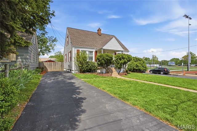 617 Lindenwood Avenue, St Charles, MO 63301