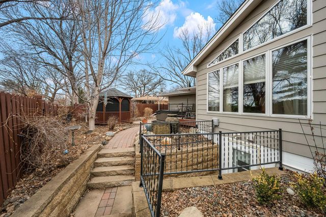 5502 Regis Trail NE, Fridley, MN 55432