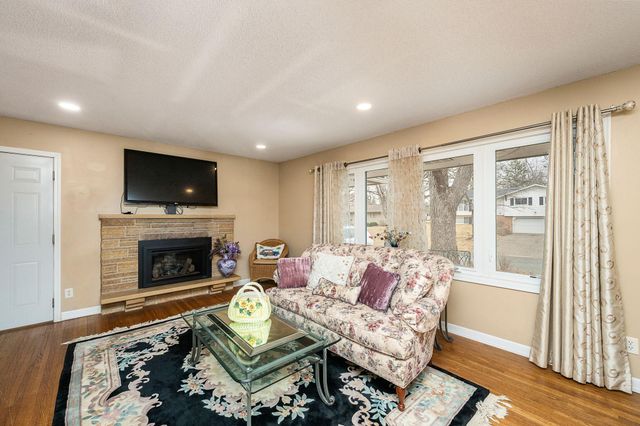 5502 Regis Trail NE, Fridley, MN 55432